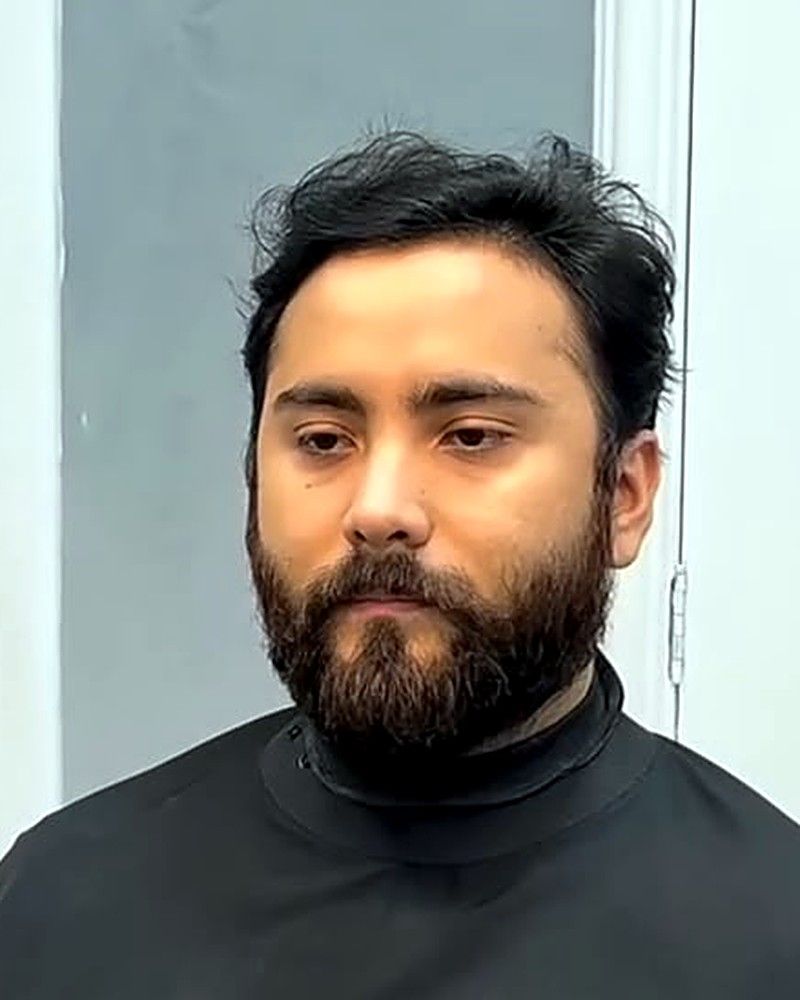 Antes: cliente de cabelo e barba cheios, antes e depois do corte redesenhado
