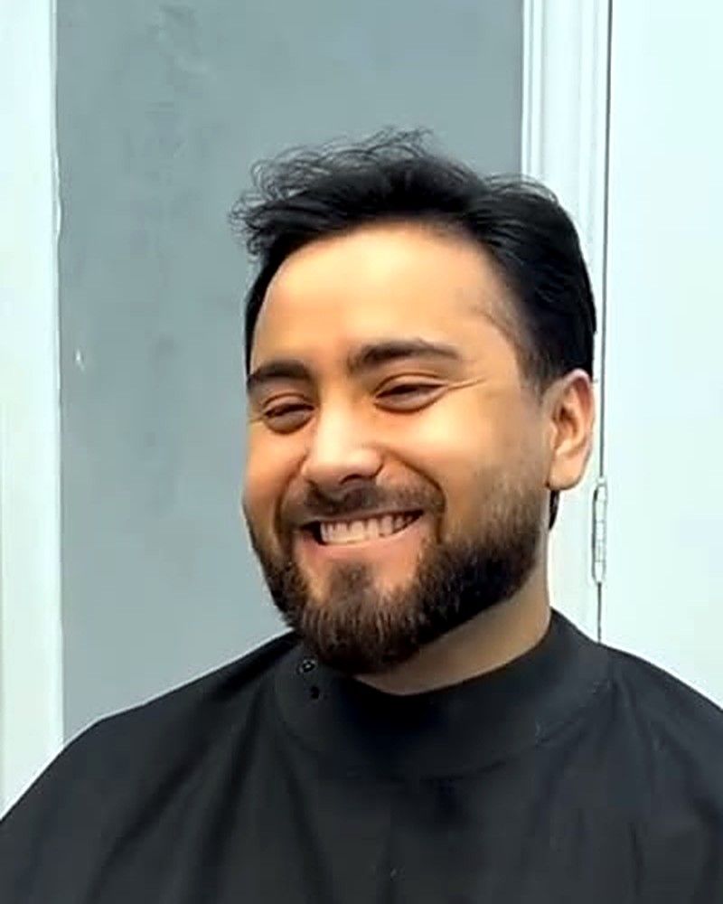 Depois: cliente de cabelo e barba cheios, antes e depois do corte redesenhado