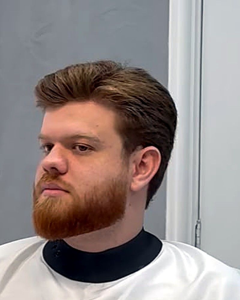 Antes: cliente ruivo de cabelo penteado para trás, antes e depois do corte curto com a barba desenhada