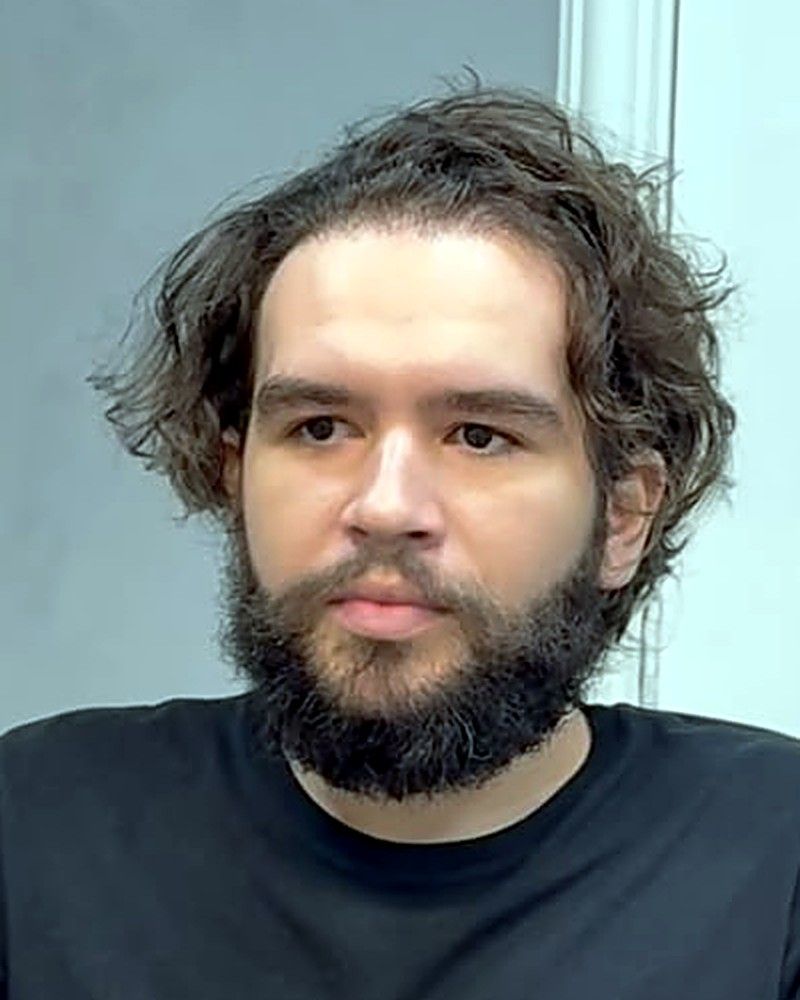 Antes: cliente de cabelo longo e barba volumosa, antes e depois do corte curto
