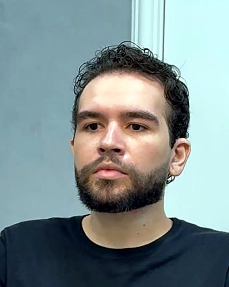 Depois: cliente de cabelo longo e barba volumosa, antes e depois do corte curto