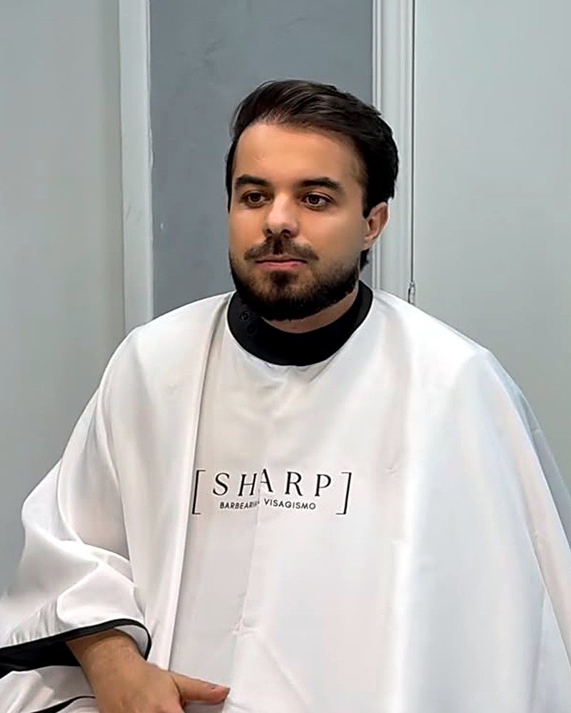 Corte curto penteado para o lado com barba cheia aparada