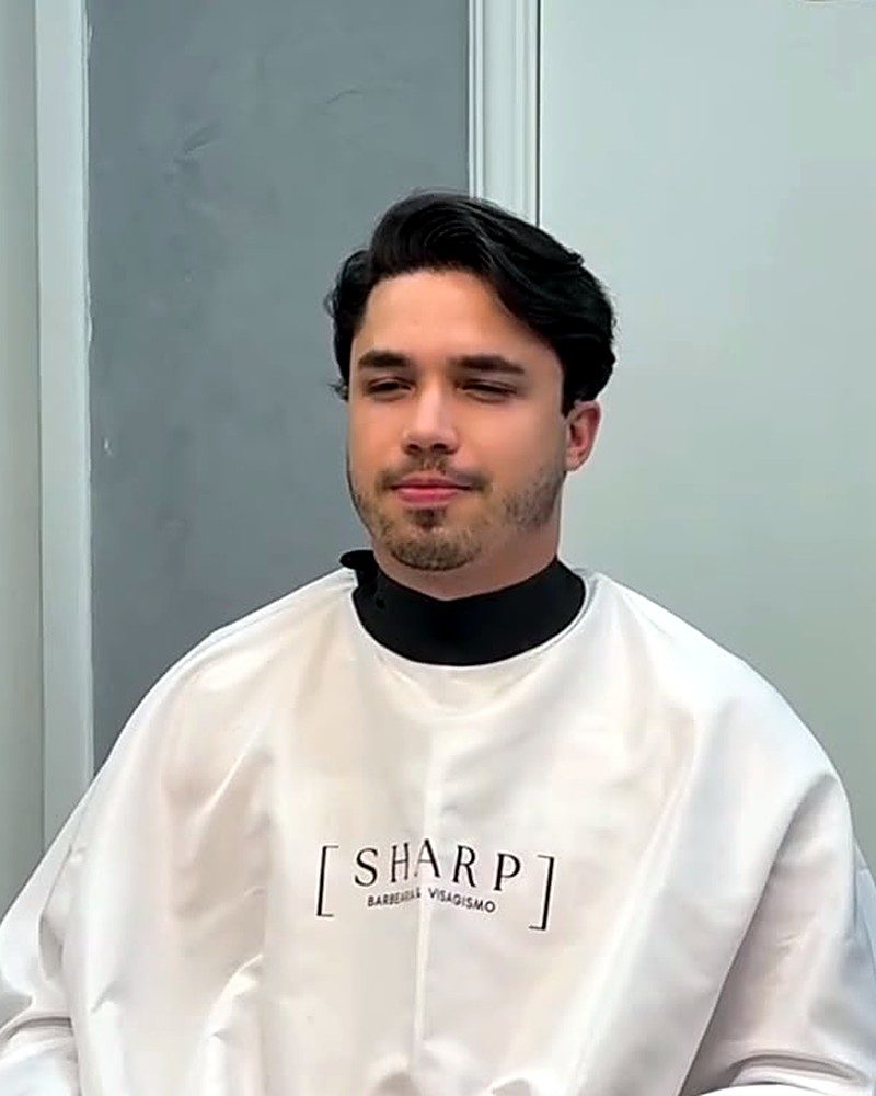 Corte clássico com volume penteado para o lado e barba curta