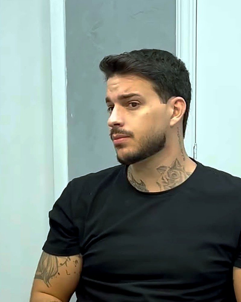 Corte com volume no topo, laterais baixas e barba rente